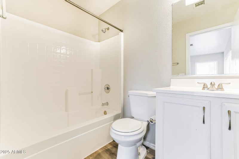010-photo-main-bathroom-14762658