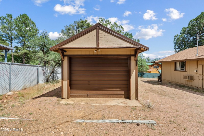 Detached garage