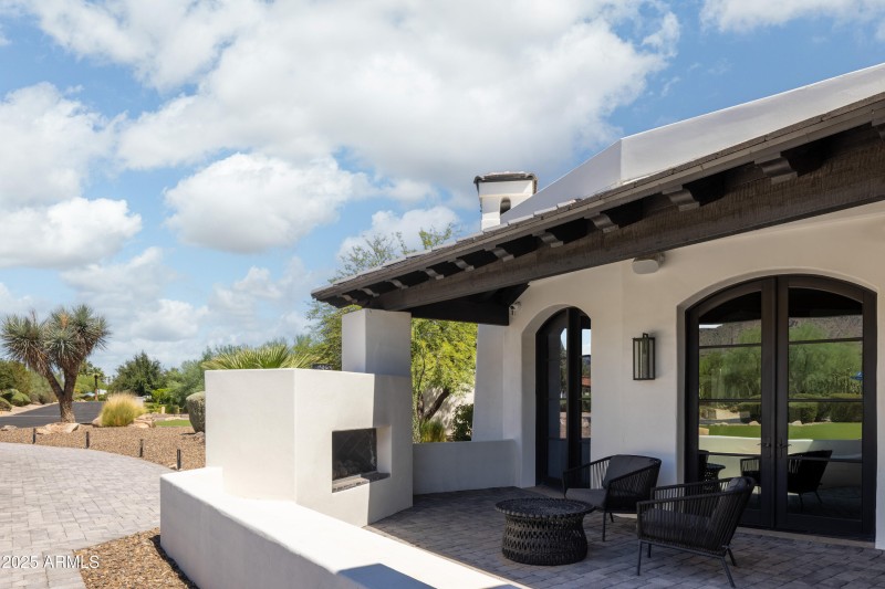 FIREPLACE UNDER FRONT COVERED PATIO