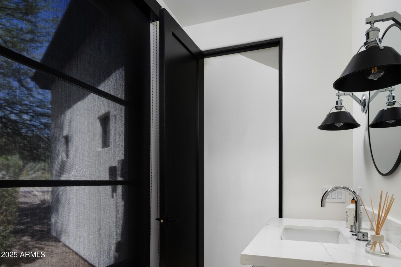 HALLWAY 1/2 BATHROOM