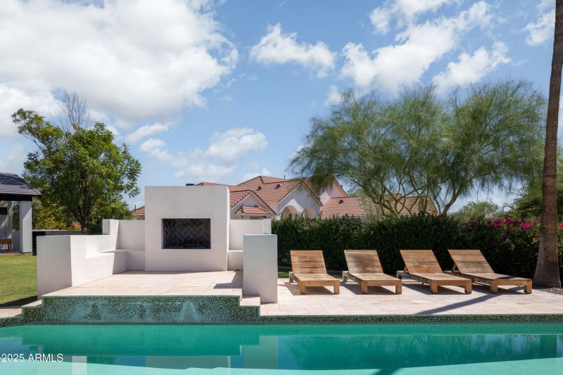 FIREPLACE & LOUNGE AREA