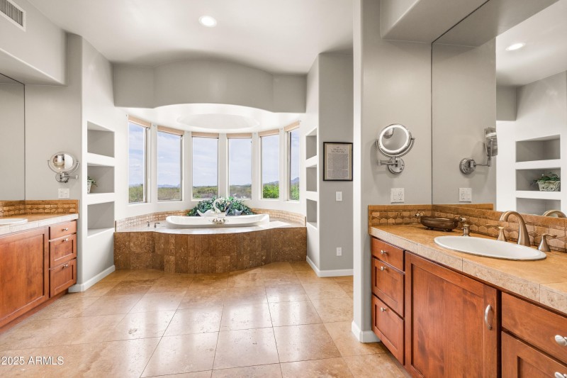 Grand Primary Bathroom