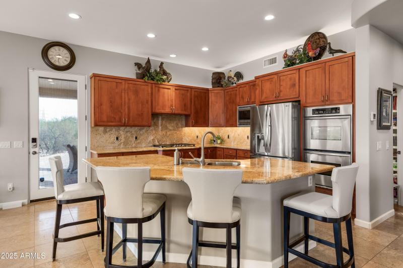 Modern Kitchen w Breakfast Bar