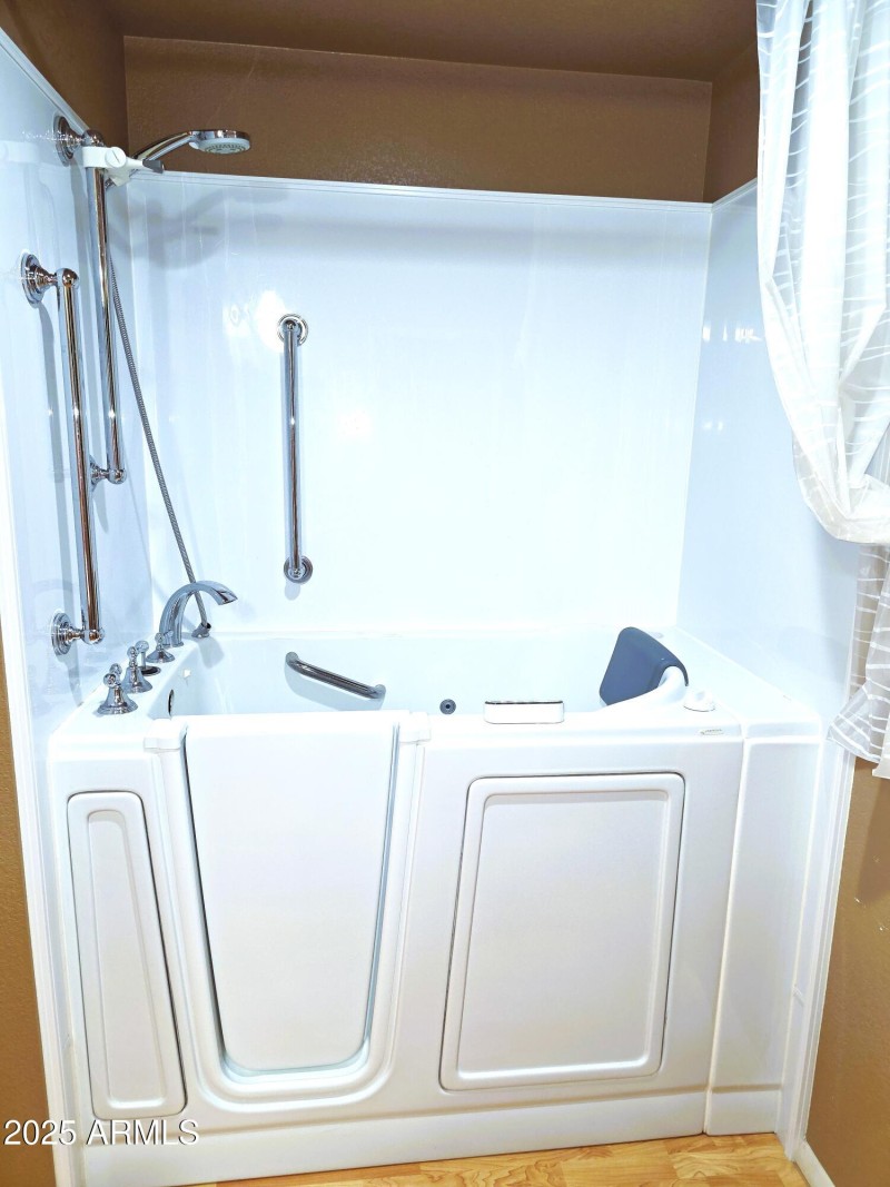 Walkin tub shower jukuzzi with safty bar