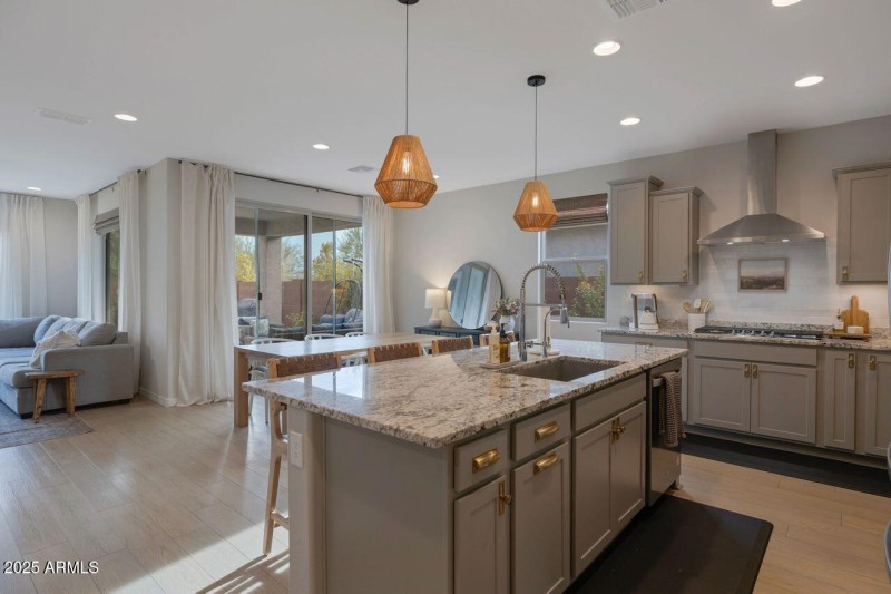 Kitchen & dining area