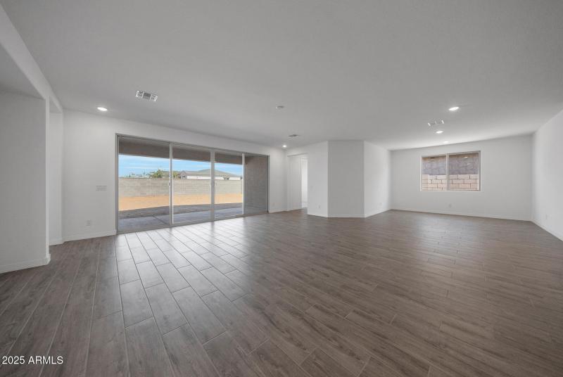 PHX_TV_Lot 2073_Currant_28868_Kitchen (2