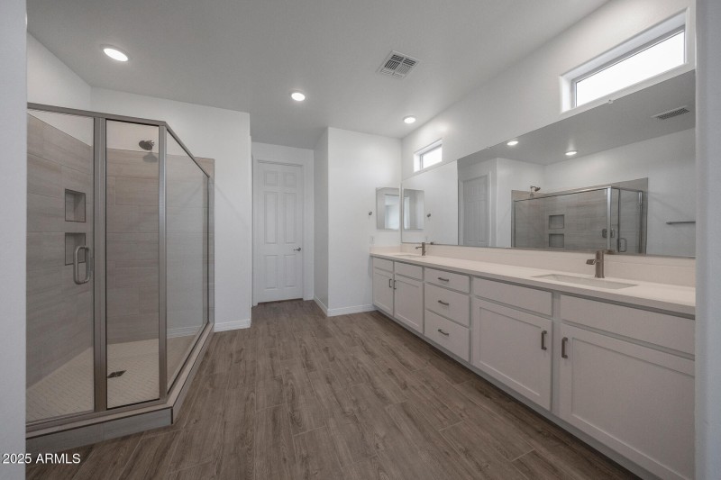 PHX_TV_Lot 2073_Currant_28868_ownersBath