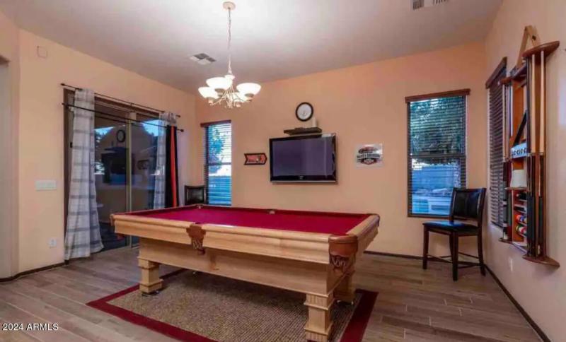 10 - 11060 W Jefferson St