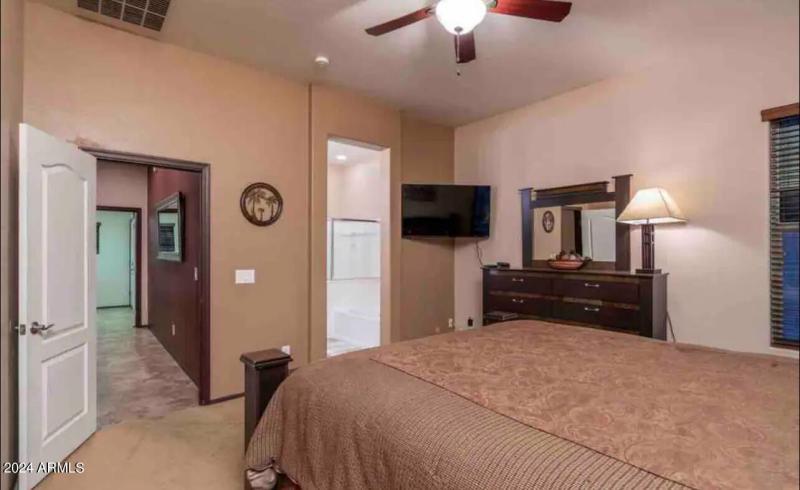 25 - 11060 W Jefferson St