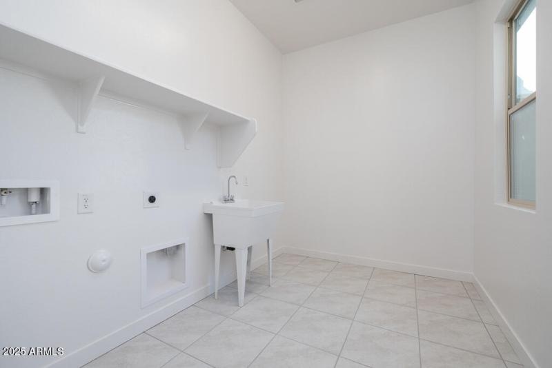 Tri Pointe Blossom Rock 554 - Laundry-1M