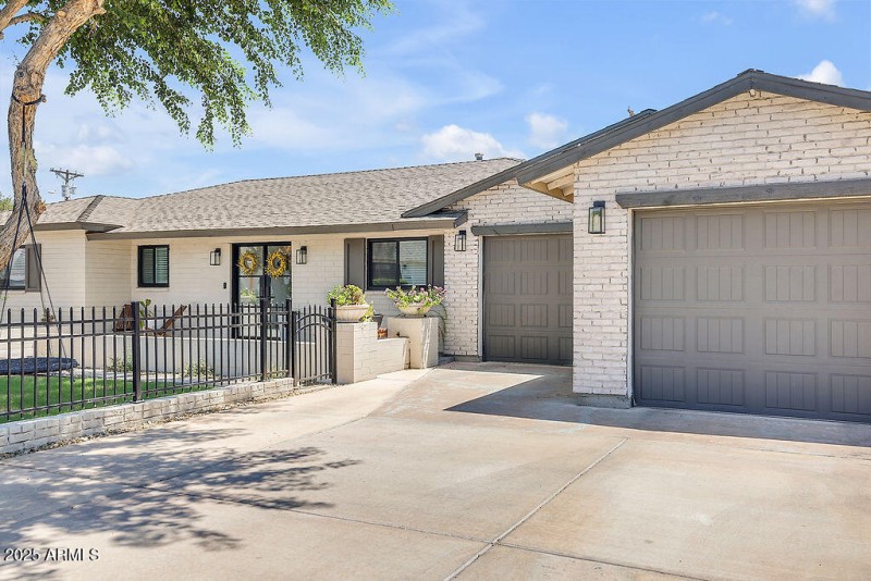 Front Elevation/Driveway