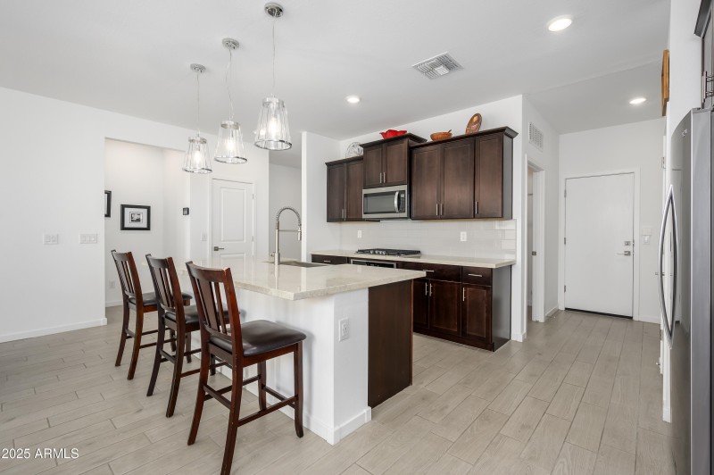 Large Breakfast Bar!