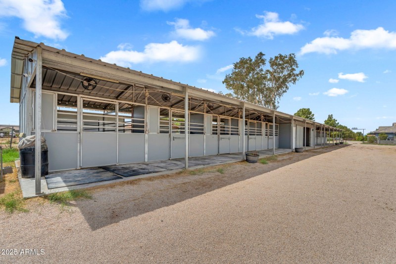 10 Stall Barn