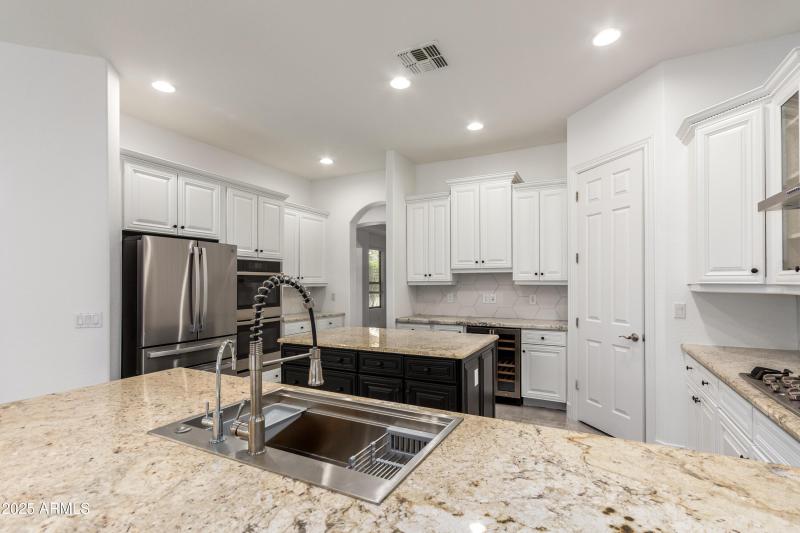 683c77_16 - Buckboard