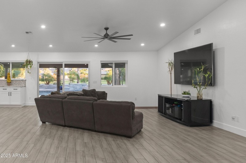 016-17735-E-Mews-Rd-17