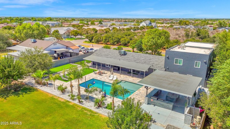 109-17735-E-Mews-Rd-110