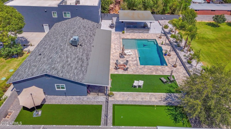 111-17735-E-Mews-Rd-112