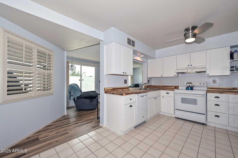 Kitchen-Arizona Room