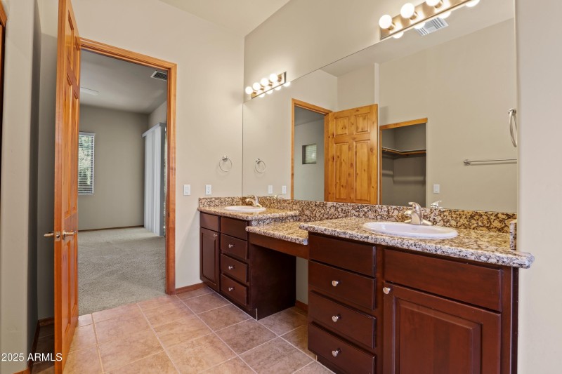 Main Floor Primary En Suite Bathroom