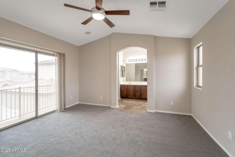 Holmes 5352 master bed - bathroom