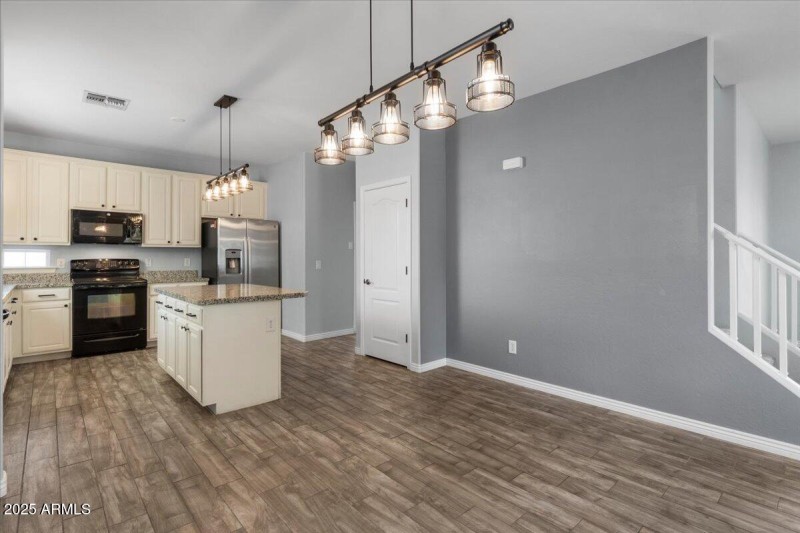 07-Dining and Kitchen