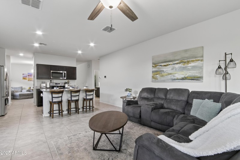 11_042_092_a4m_opnshw (1)