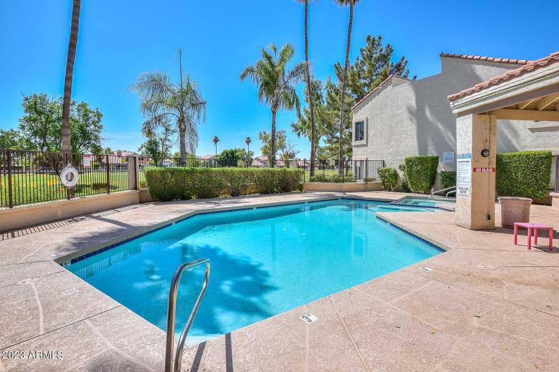 Commuity Pool-Golf course