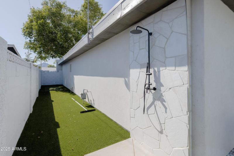 Outdoor Shower and Putt