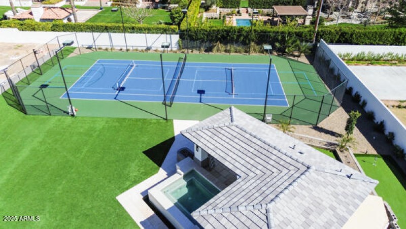 tennis court : hot tub