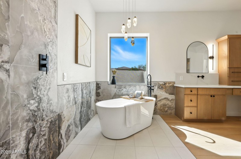 Sleek free standing soaking tub