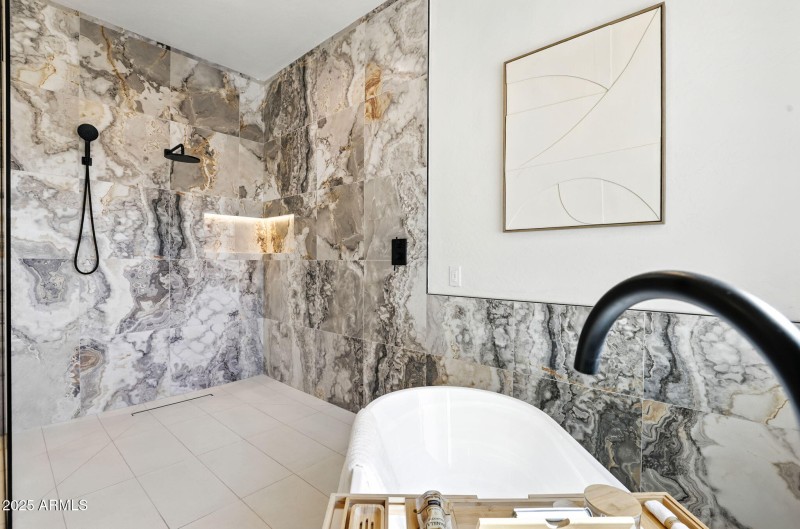 Premium glass en suite shower wall