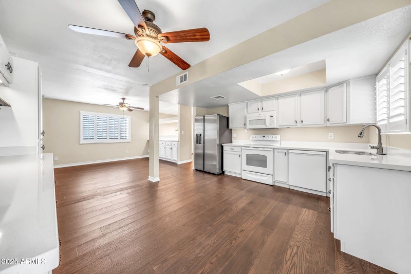 3821 W Danbury Dr-13