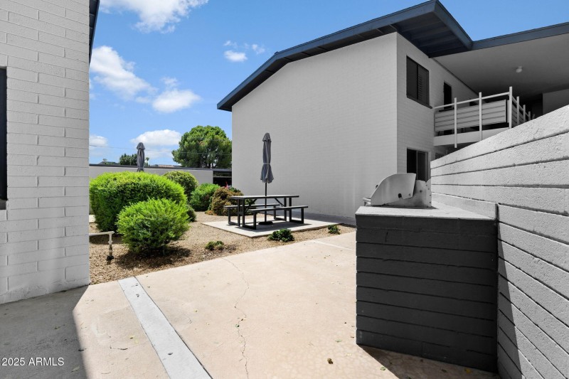 22-web-or-mls-749 E Montebello Ave-20