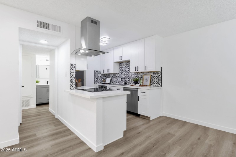 12-web-or-mls-5525-e-thomas-rd-m9