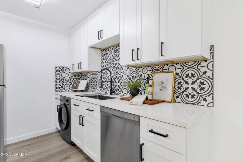 15-web-or-mls-5525-e-thomas-rd-m9