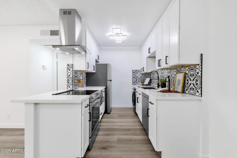 14-web-or-mls-5525-e-thomas-rd-m9