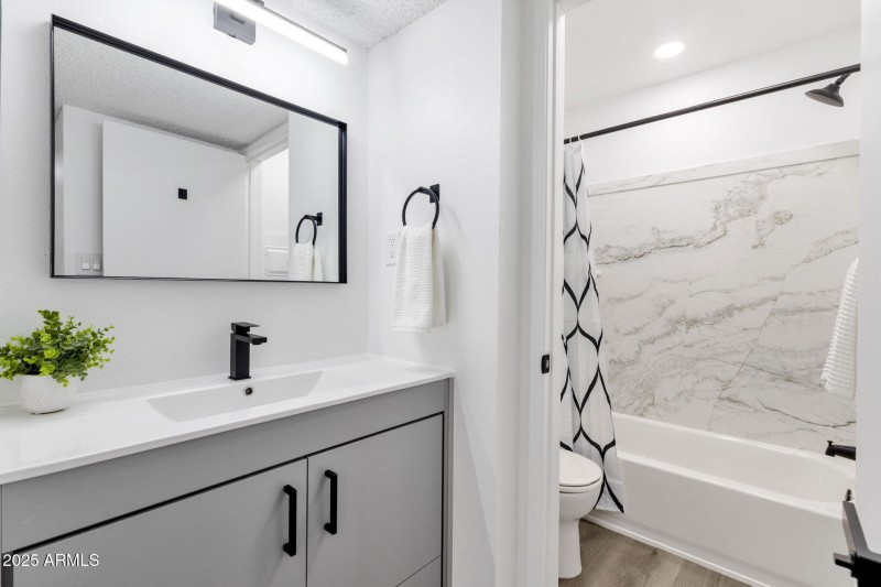 18-web-or-mls-5525-e-thomas-rd-m9