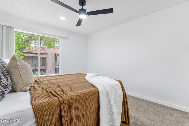 23-web-or-mls-5525-e-thomas-rd-m9