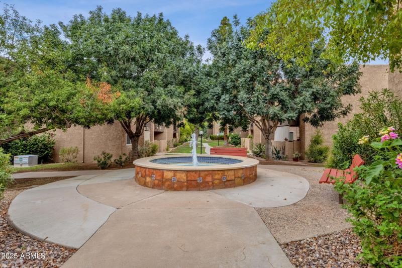 31-web-or-mls-5525-e-thomas-rd-m9