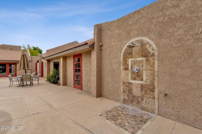 38-web-or-mls-5525-e-thomas-rd-m9