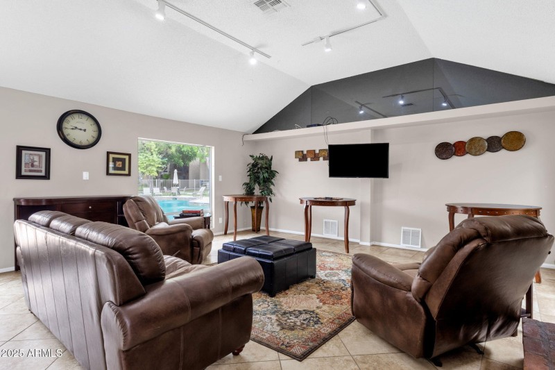 42-web-or-mls-5525-e-thomas-rd-m9