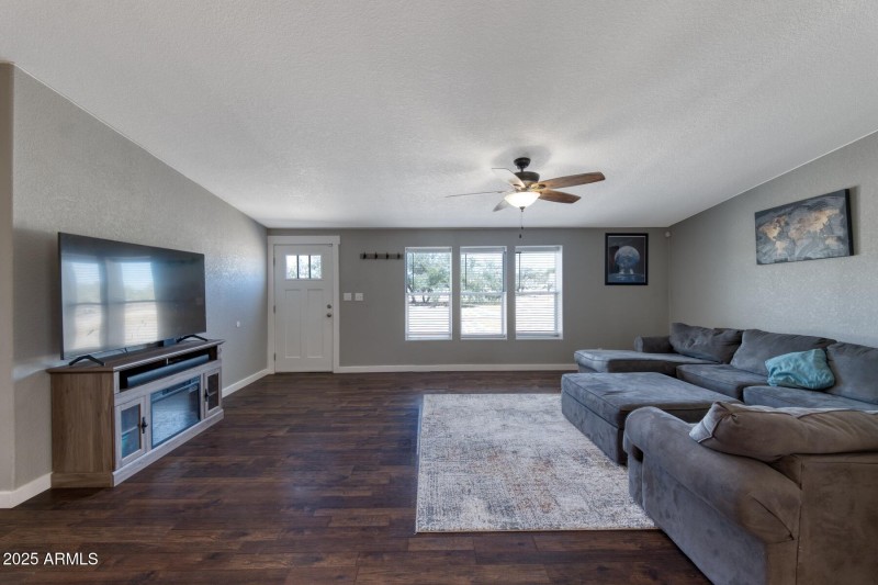 082301-1321 East Morris Lane