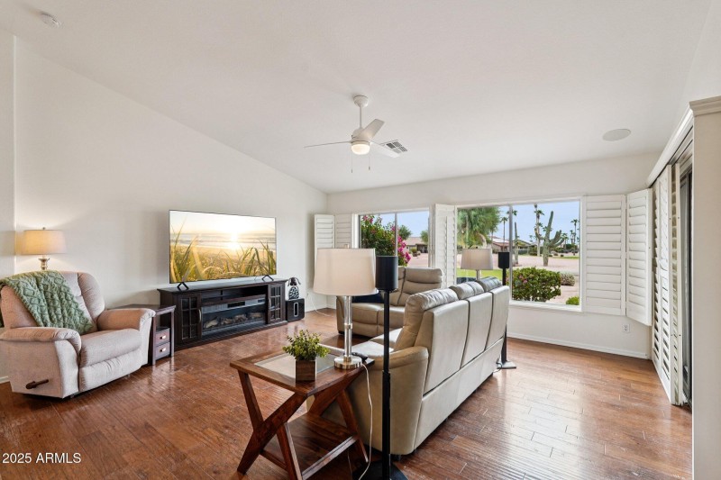 9-web-or-mls-W Vale Dr-S0509-009