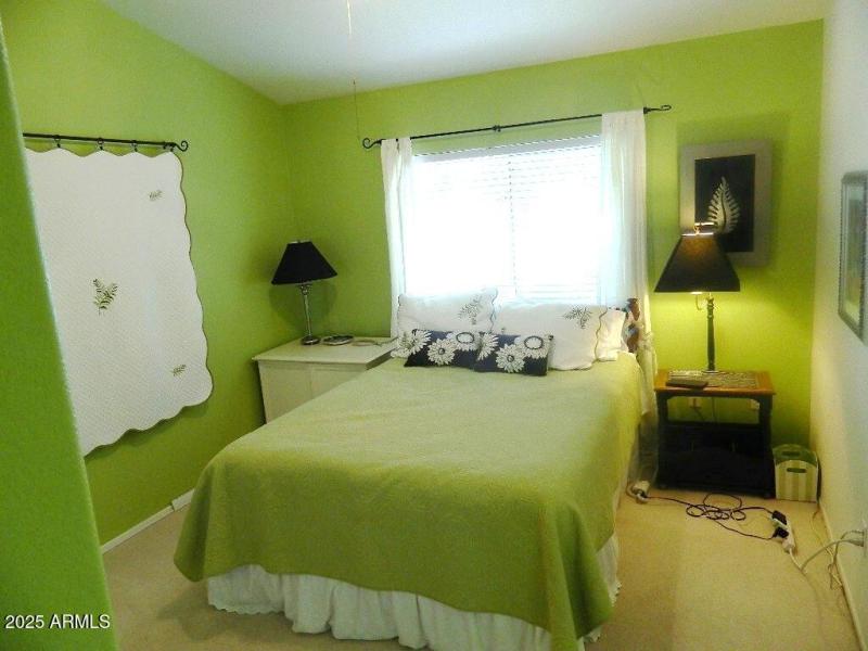 GUEST ROOM QUEEN BED