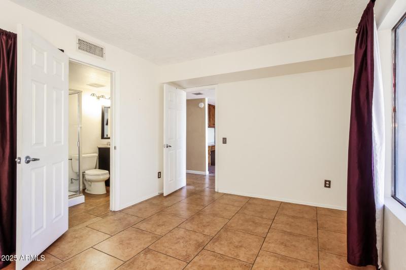 10-photo-Main-Bedroom