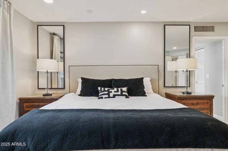 20-web-or-mls-16213-n-63rd-pl