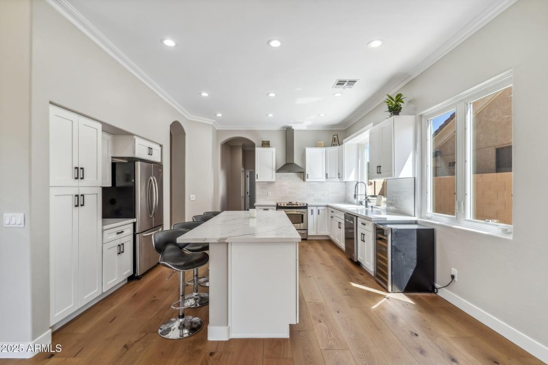 Kitchen with large island