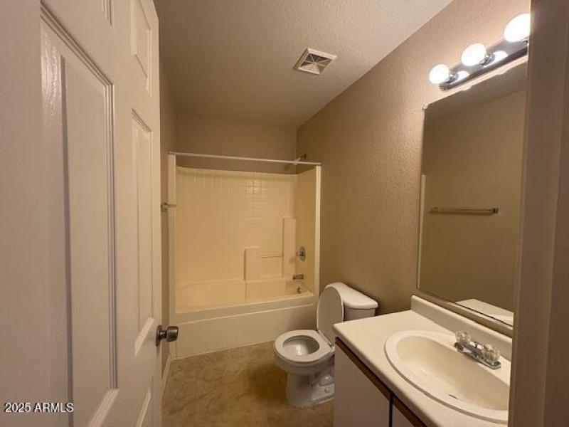 653 Kingman bathroom