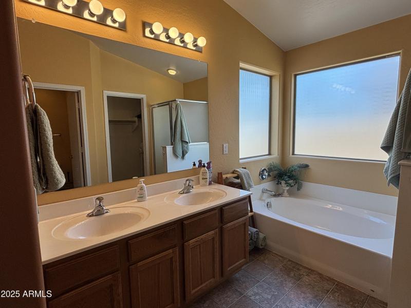 Dbl sinks - separate tub/shower