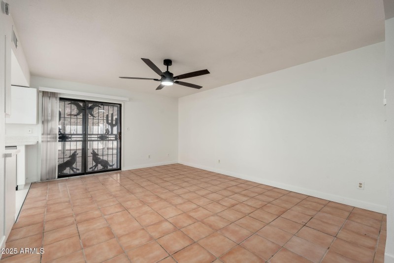 8902 W Columbus Ave - 010